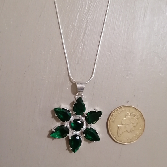 Beautiful green Crystals Silver Plated pendant - Picture 3 of 4